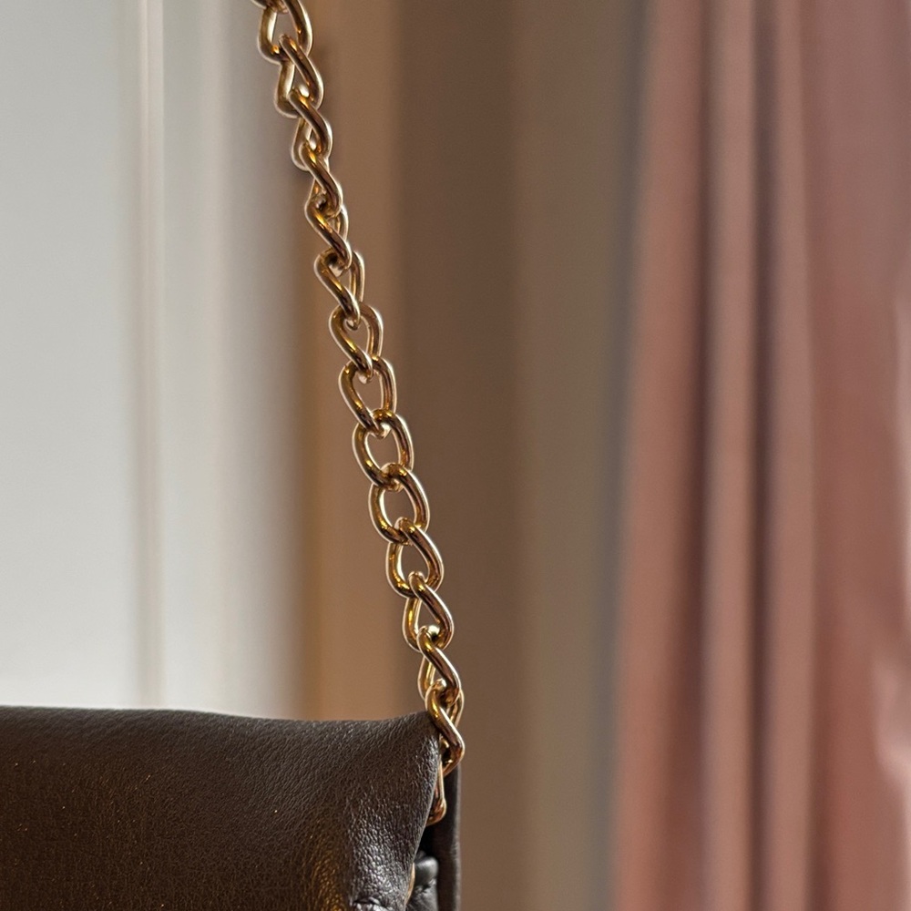 Elegant Black Leather Shoulder Bag - Picture 4 of 7